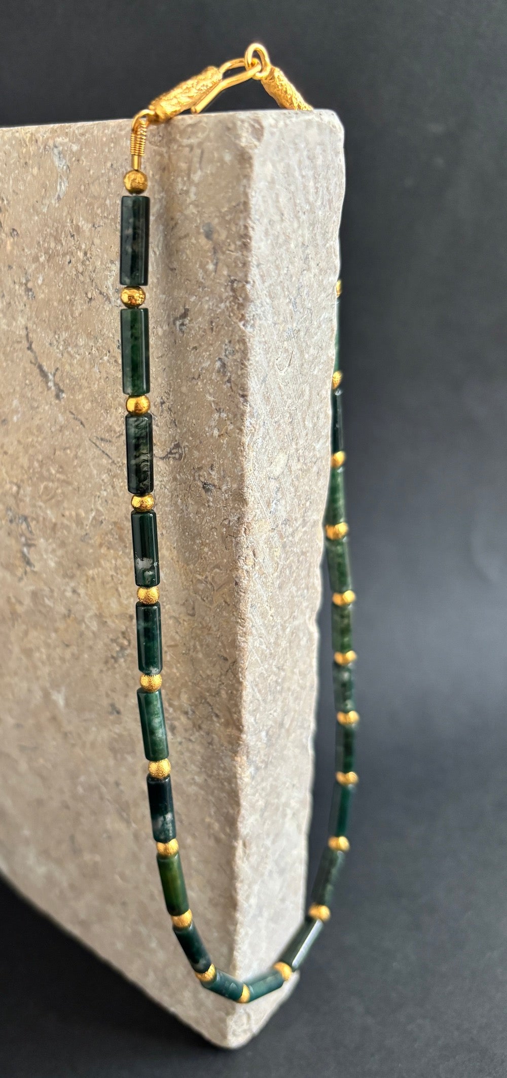 PLETHORA TIRONA NECKLACE - GREEN MOSS AGATE