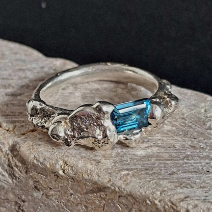 PLETHORA SEA ENCRUSTATION SILVER RING - LONDON BLUE TOPAZ