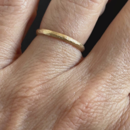 movie of a 2mm 9ct yellow gold wedding band