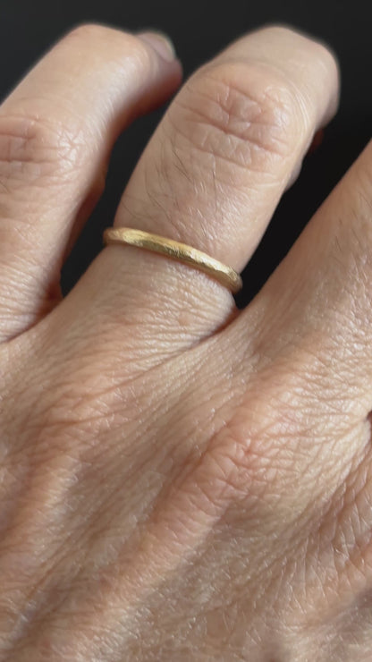 movie of a 2mm 9ct yellow gold wedding band