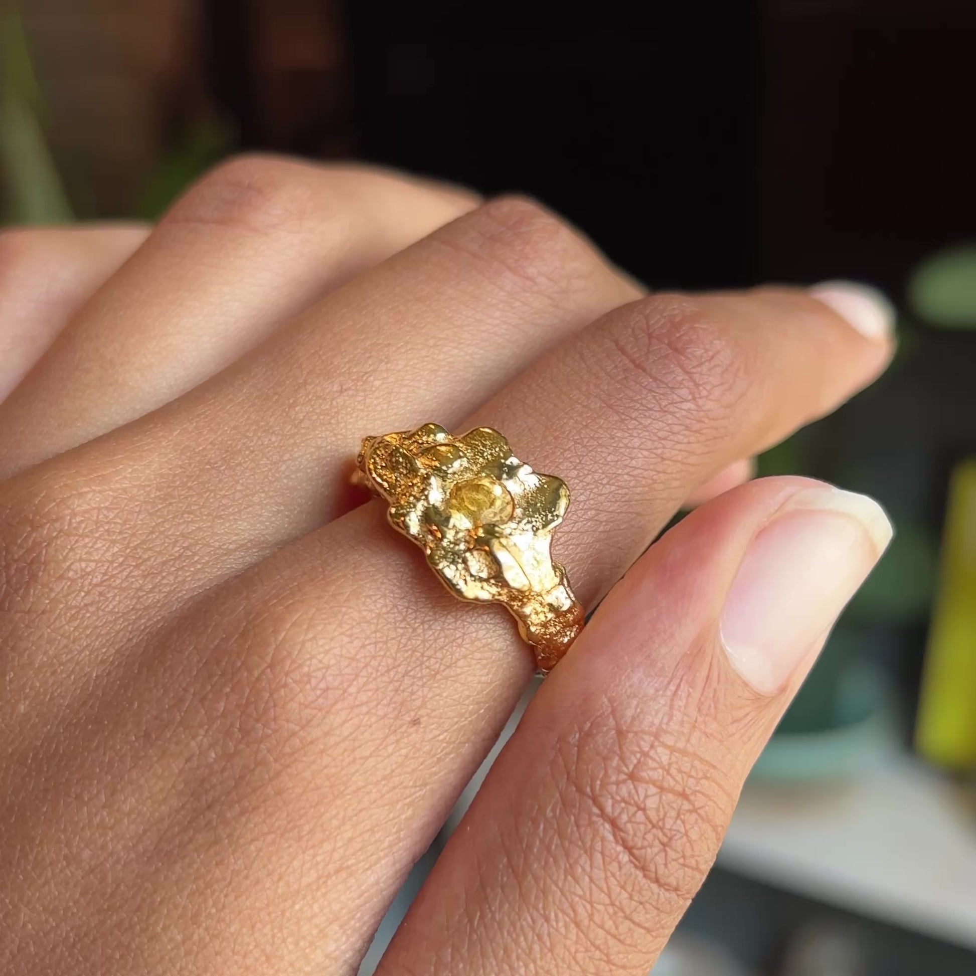 video of a gold ring with a 6mm round gold citrine gemstone 