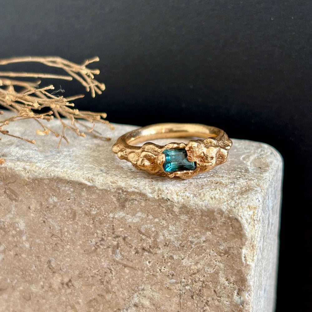 PLETHORA SEA ENCRUSTATIONS GOLD RING - LONDON BLUE TOPAZ